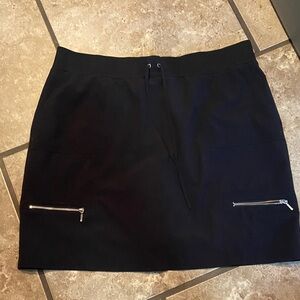 Elegant Black Women's Skort with Zipper Accents